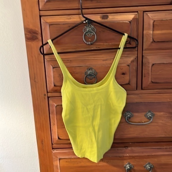 NWOT Free People Movement Women’s Lime Green Crop Tank Size Medium - Picture 1 of 4